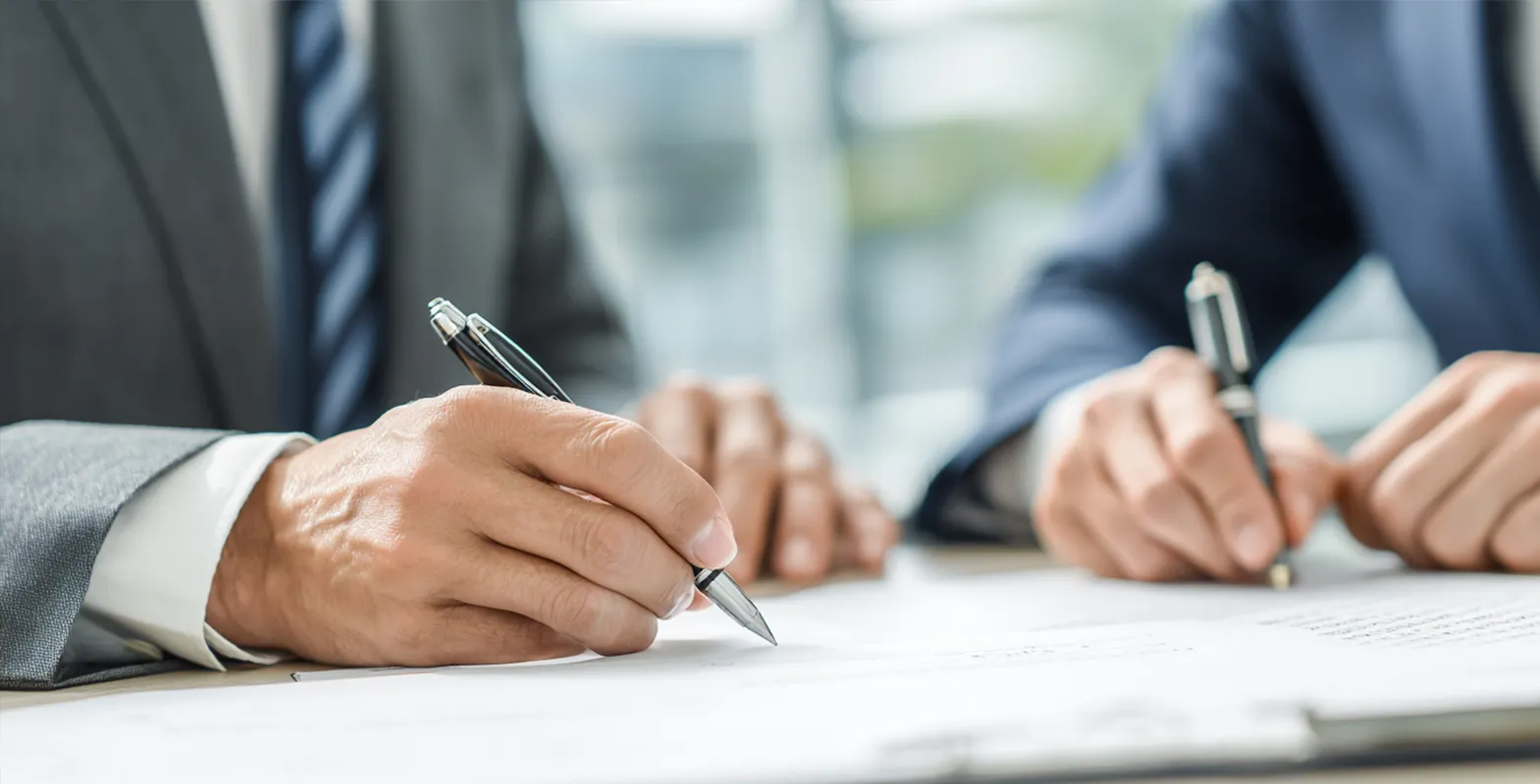 腕時計で時間を確認する人物